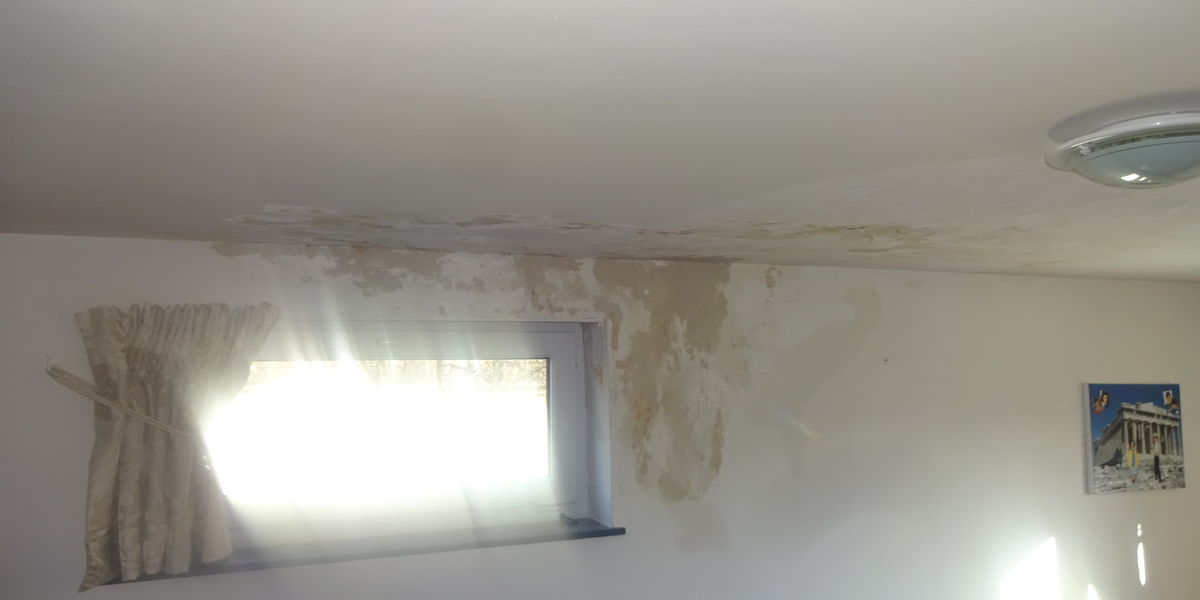 Waterinfiltratie thv plafond in slaapkamer.